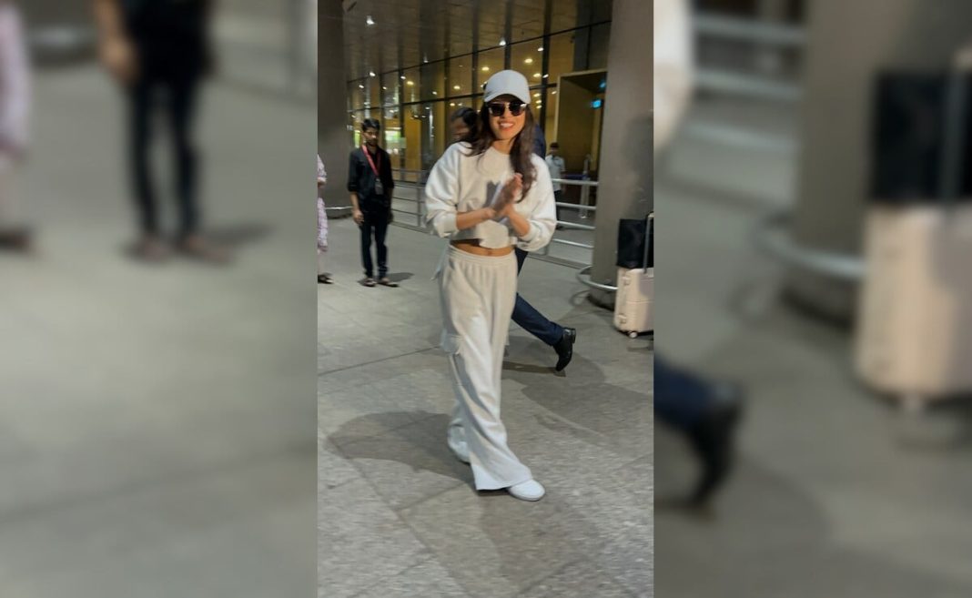 Priyanka Chopra saluda a los paparazzi con una <i>Namasté</i>. Ver fotos del aeropuerto
