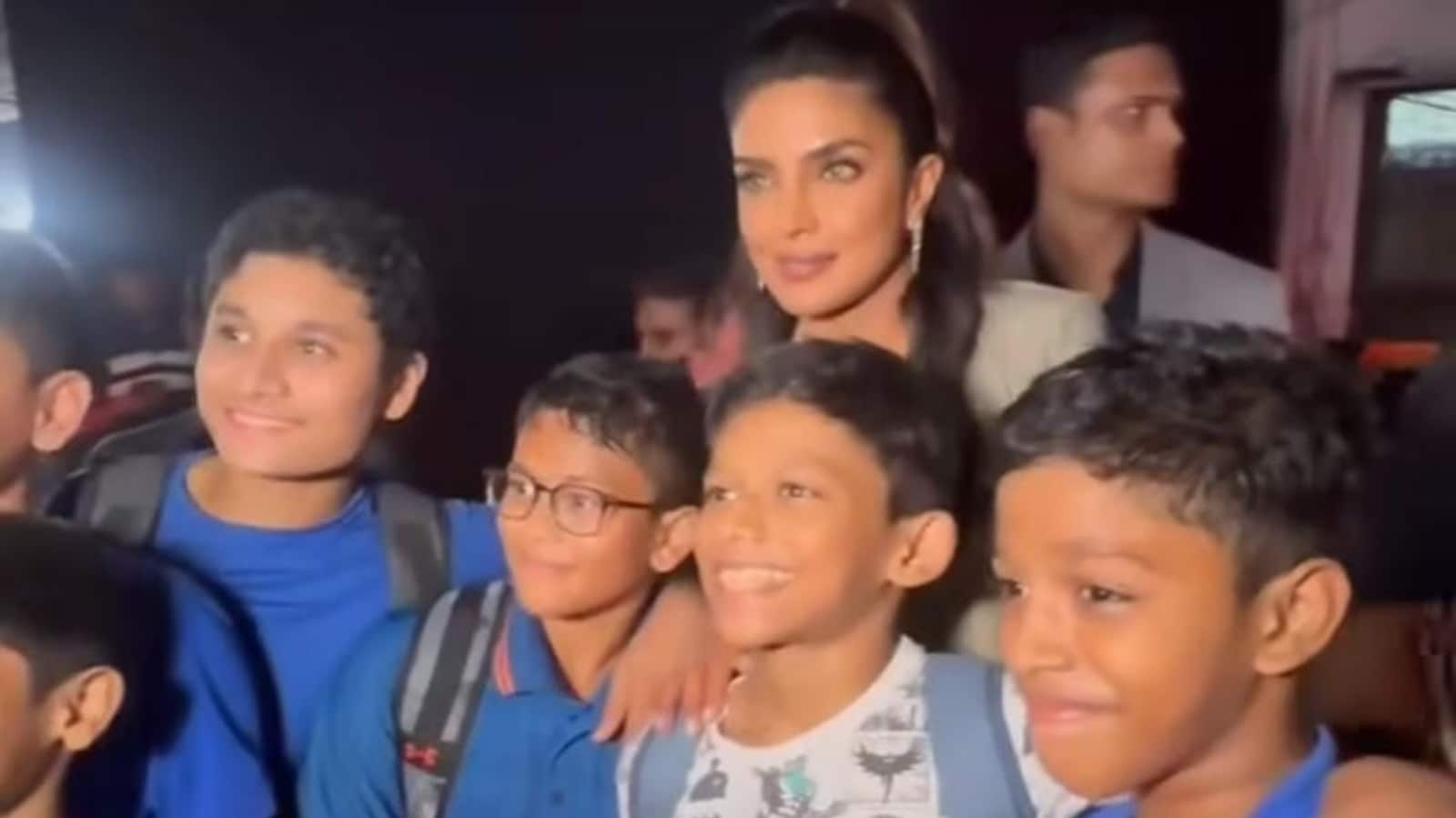 Priyanka Chopra se hace a un lado en un evento para hacer fotos con pequeños fans y triunfa en Internet: "Ella es un amor"
