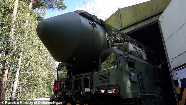 Lanzadores de misiles móviles rusos Yars desplegados para patrullas de combate en la región de Novosibirsk en Rusia en imágenes sin fecha