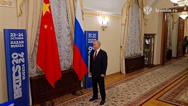 Putin es humillado en su propia cumbre mientras el presidente Xi lo hace esperar torpemente frente a las cámaras: el último líder mundial en hacerlo. 
