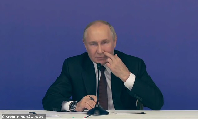 Vladimir Putin fue captado por la cámara picándose repetidamente la cara durante una visita al nuevo centro de esgrima de Ufa.