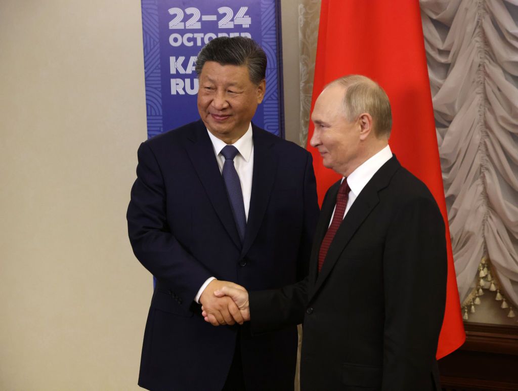 Putin y Xi discuten la guerra en Ucrania en la cumbre de los BRICS en Rusia
