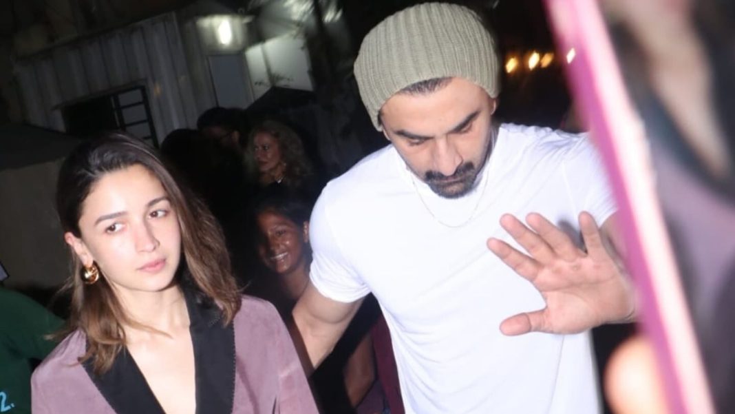 Ranbir Kapoor se enoja con los paparazzi y saca al hombre de su auto después de una fiesta con Alia Bhatt y su familia. Mirar
