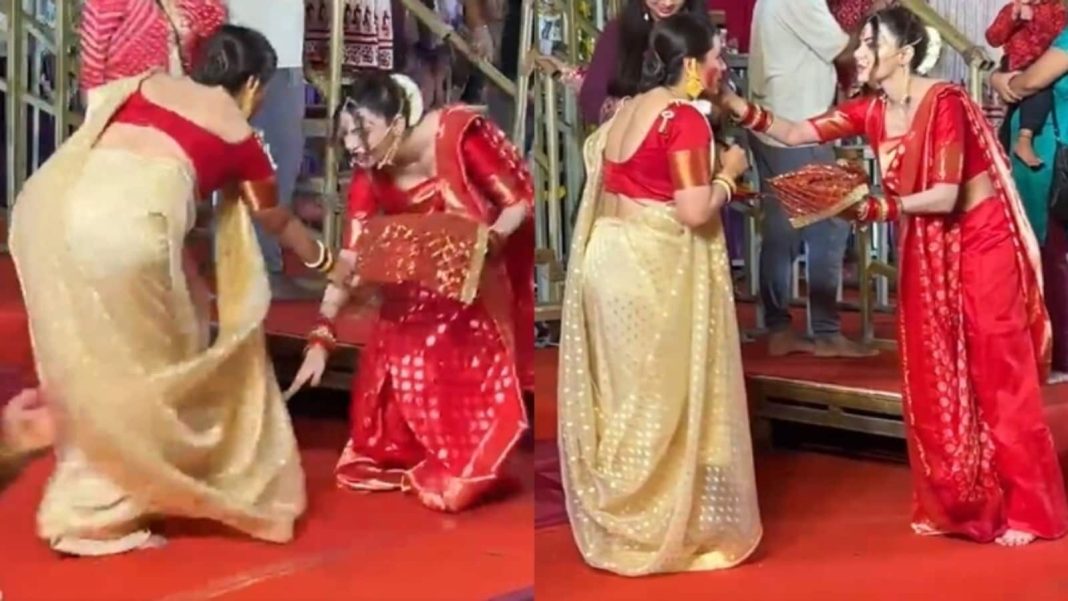 Rani Mukerji reacciona cuando Sherlyn Chopra intenta tocarse los pies durante el sindoor khela en Durga pandal. Mirar
