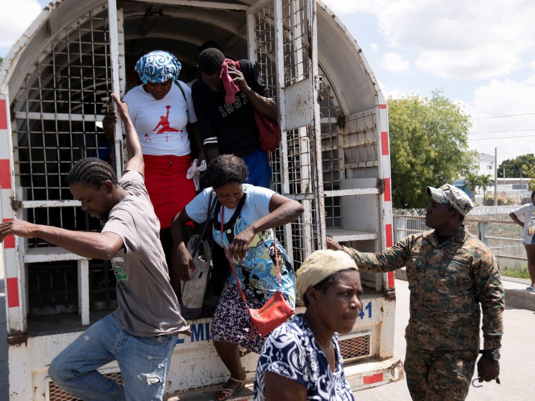 República Dominicana dice expulsará hasta 10.000 migrantes haitianos por semana
