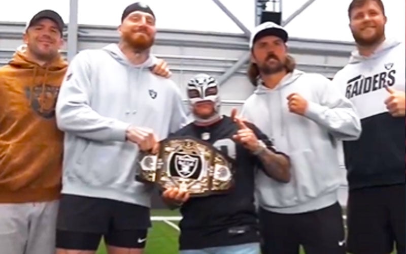 Rey Mysterio presenta un título personalizado de la WWE a Los Vegas Raiders antes del juego crucial
