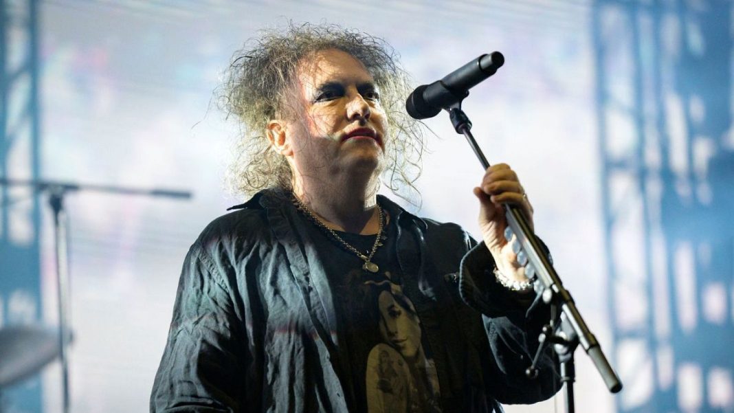 Robert Smith de The Cure subasta nueva obra de arte para una organización benéfica del corazón del Reino Unido
