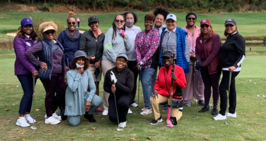 Rompiendo barreras en la calle: 'Queens on the Greens' empodera a las mujeres de color a través del golf y la comunidad - The Michigan Chronicle
