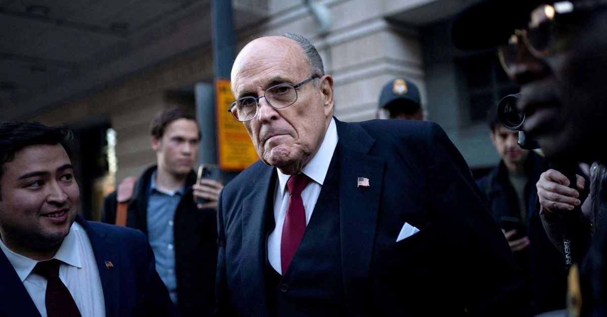 Rudy Giuliani ordenó entregar apartamento y recuerdos a trabajadores electorales que difamó
