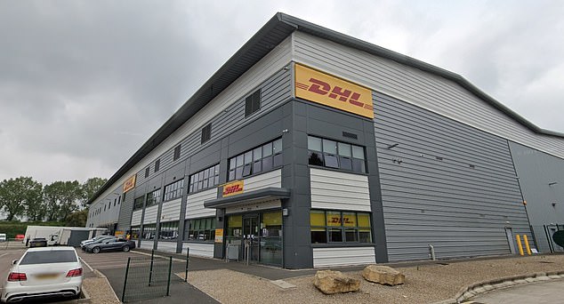 La policía antiterrorista está investigando si Rusia estuvo detrás de un dispositivo incendiario que estalló en llamas en este centro de DHL en Minworth, Birmingham.