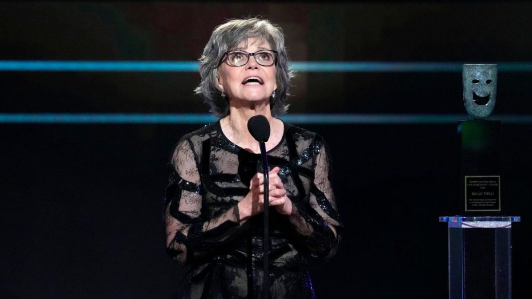 Sally Field revela la 'horrible' razón por la que respalda a Kamala Harris
