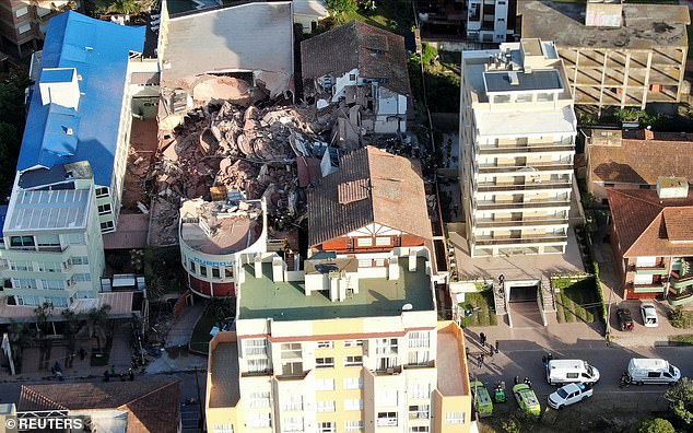 Una vista de drone muestra los restos del hotel Dubrovnik después de que colapsara en la ciudad costera de Villa Gesell, Buenos Aires.