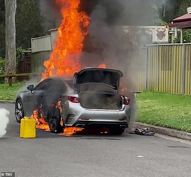 Un sedán plateado fue encontrado envuelto en llamas pocos minutos después de que se dispararan hasta 10 balas contra una casa en los suburbios occidentales de Sydney el miércoles por la tarde (en la foto).