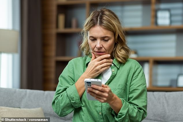 Si usas Facebook, Messenger o Instagram, es posible que notes un nuevo ícono de anillo azul violeta a partir de hoy.