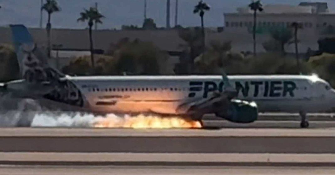 Se ven llamas debajo del vuelo de Frontier Airlines mientras realiza un aterrizaje forzoso en Las Vegas
