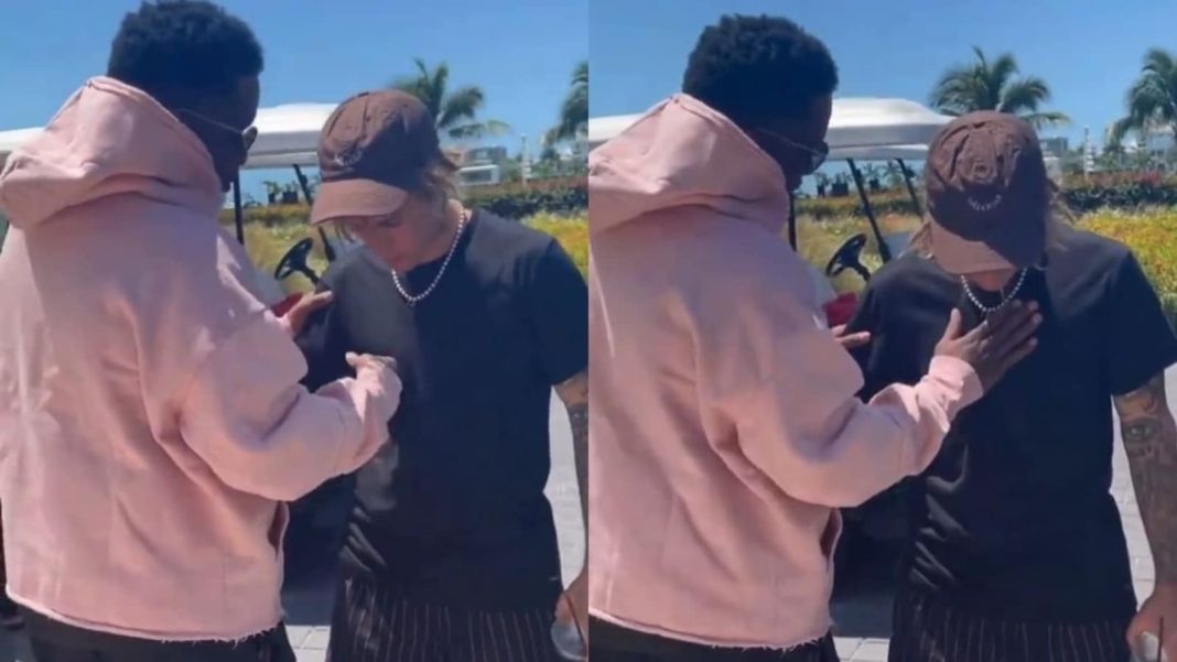 Sean 'Diddy' Combs cacheando a Justin Bieber aparentemente para comprobar si lleva un micrófono ha disgustado a los fans
