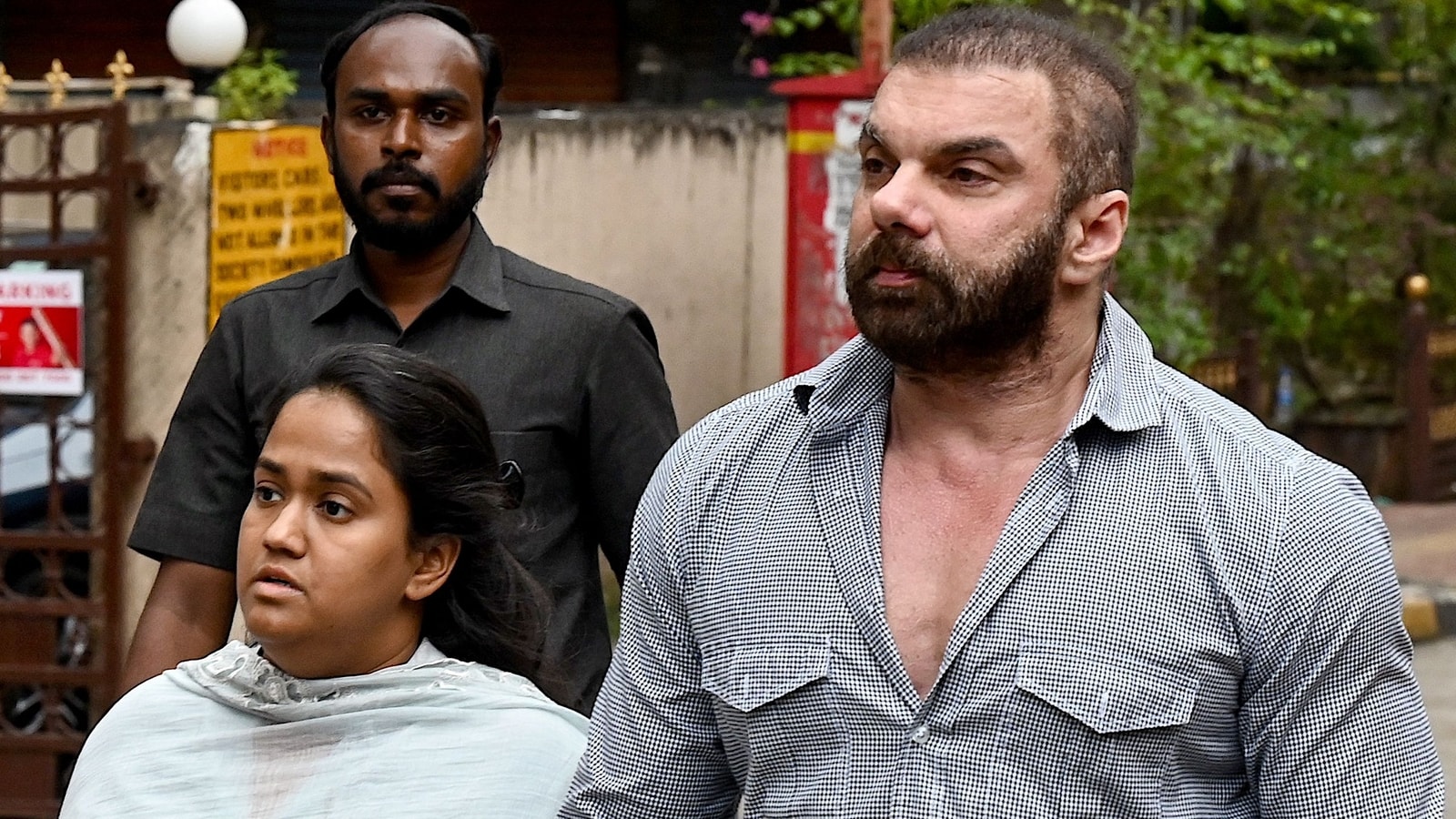 Sohail Khan llega con su hermana Arpita Khan a la residencia de Baba Siddique para presentar sus condolencias.
