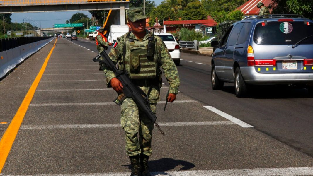 Soldados mexicanos matan a seis tras abrir fuego contra camión que transportaba migrantes
