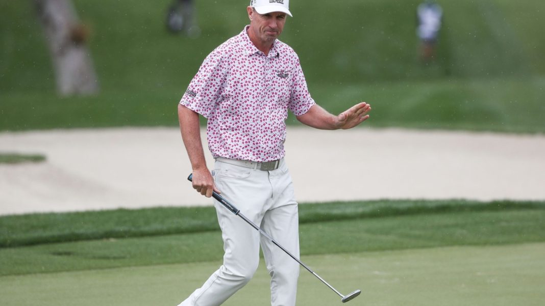 Steven Alker iguala la mejor ronda de su carrera para liderar el Simmons Bank Championship
