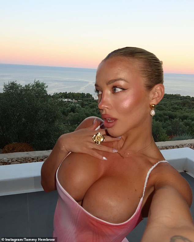 Tammy Hembrow (en la foto) fue asada por sus fanáticos después de correr el riesgo de sufrir un mal funcionamiento importante en su vestuario mientras estaba de vacaciones en Grecia.