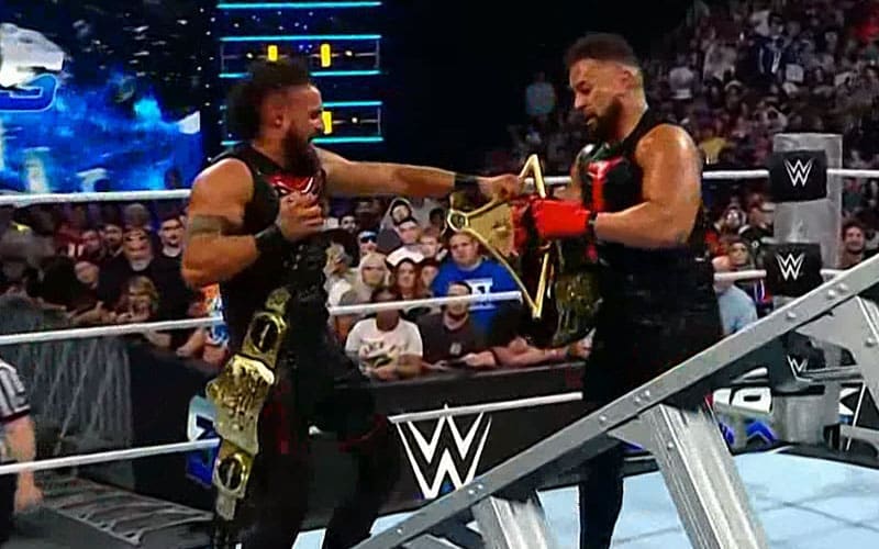 The Bloodline retiene los títulos de parejas de la WWE en una caótica lucha de escaleras de triple amenaza en SmackDown
