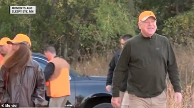 El gobernador de Minnesota, de 60 años, (en la foto con su hija Hope) regresó a su estado natal para asistir al evento inaugural de caza de faisanes en Sleepy Eye, aproximadamente a 100 millas de Minneapolis, el sábado.