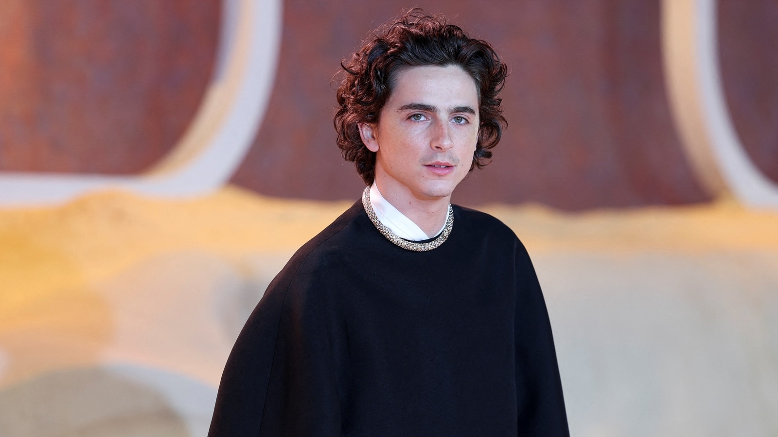 Timothée Chalamet luce irreconocible con cabello corto y bigote mientras filma una nueva película en las calles de Nueva York
