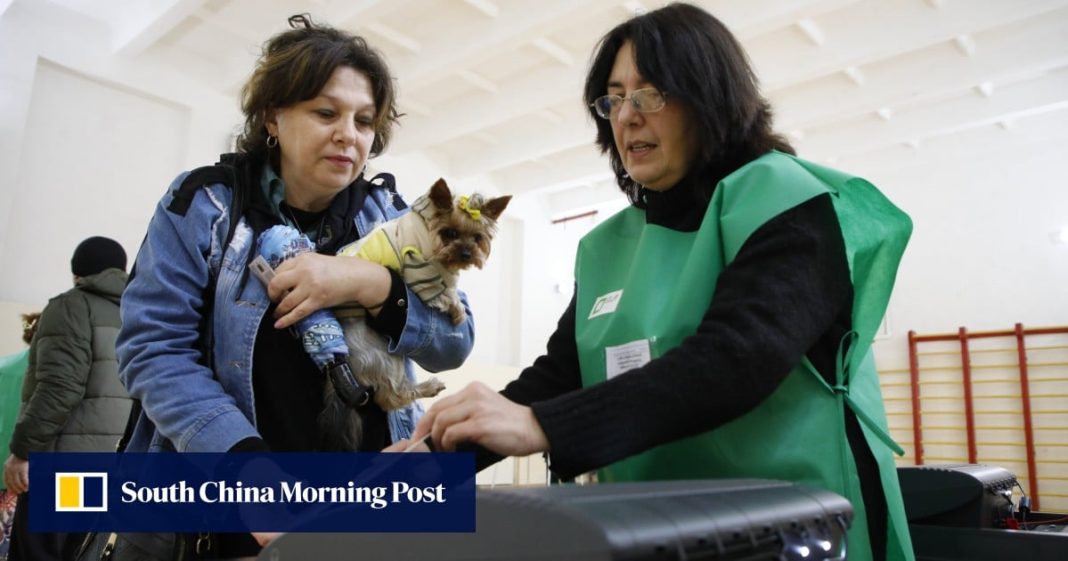 Todas las partes afirman haber ganado las elecciones en Georgia, consideradas una elección entre Rusia y Occidente
