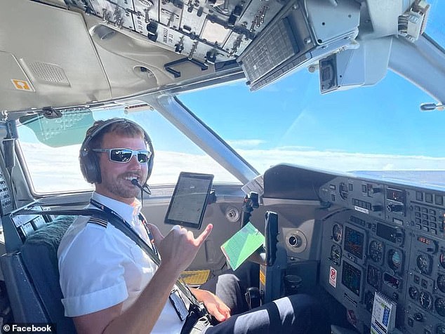 Han volado homenajes al piloto de QantasLink, Harry Allchin (en la foto) después de su muerte 'repentina e inesperada'