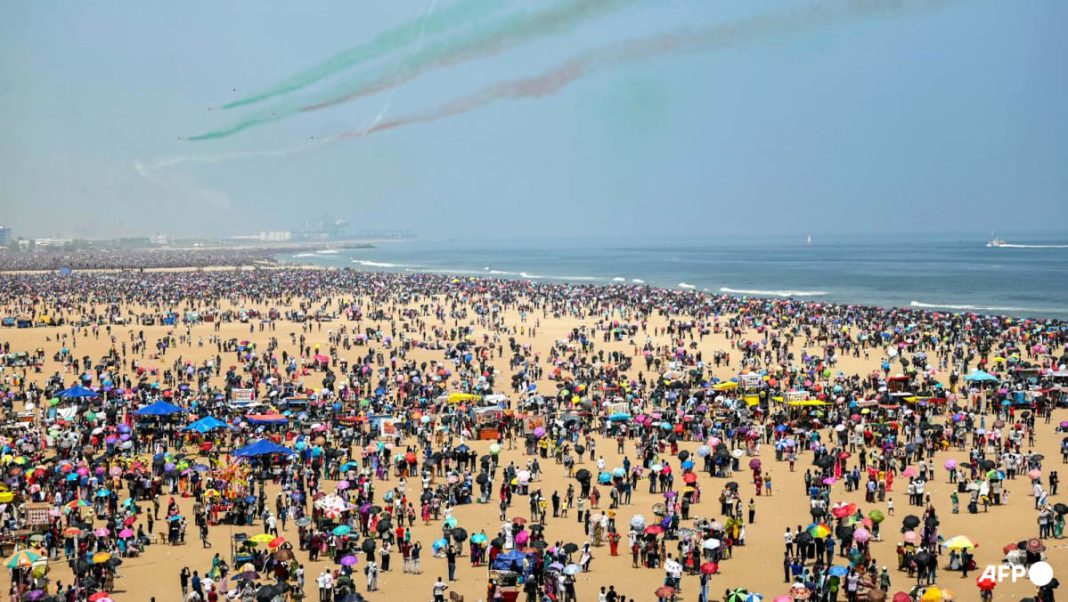 Tres personas mueren por presunto golpe de calor en un evento de la fuerza aérea en Chennai, India
