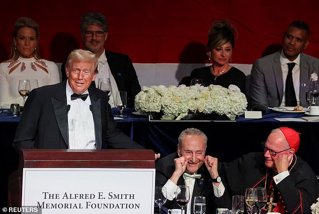 El expresidente Donald Trump criticó a Kamala Harris por faltar a la cena anual de Al Smith en Nueva York mientras estaba rodeado de las élites de la ciudad.