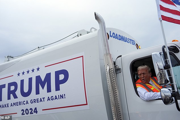 Donald Trump trolleó al presidente Joe Biden y a Kamala Harris mientras viajaba en un camión de basura a su mitin en Wisconsin.