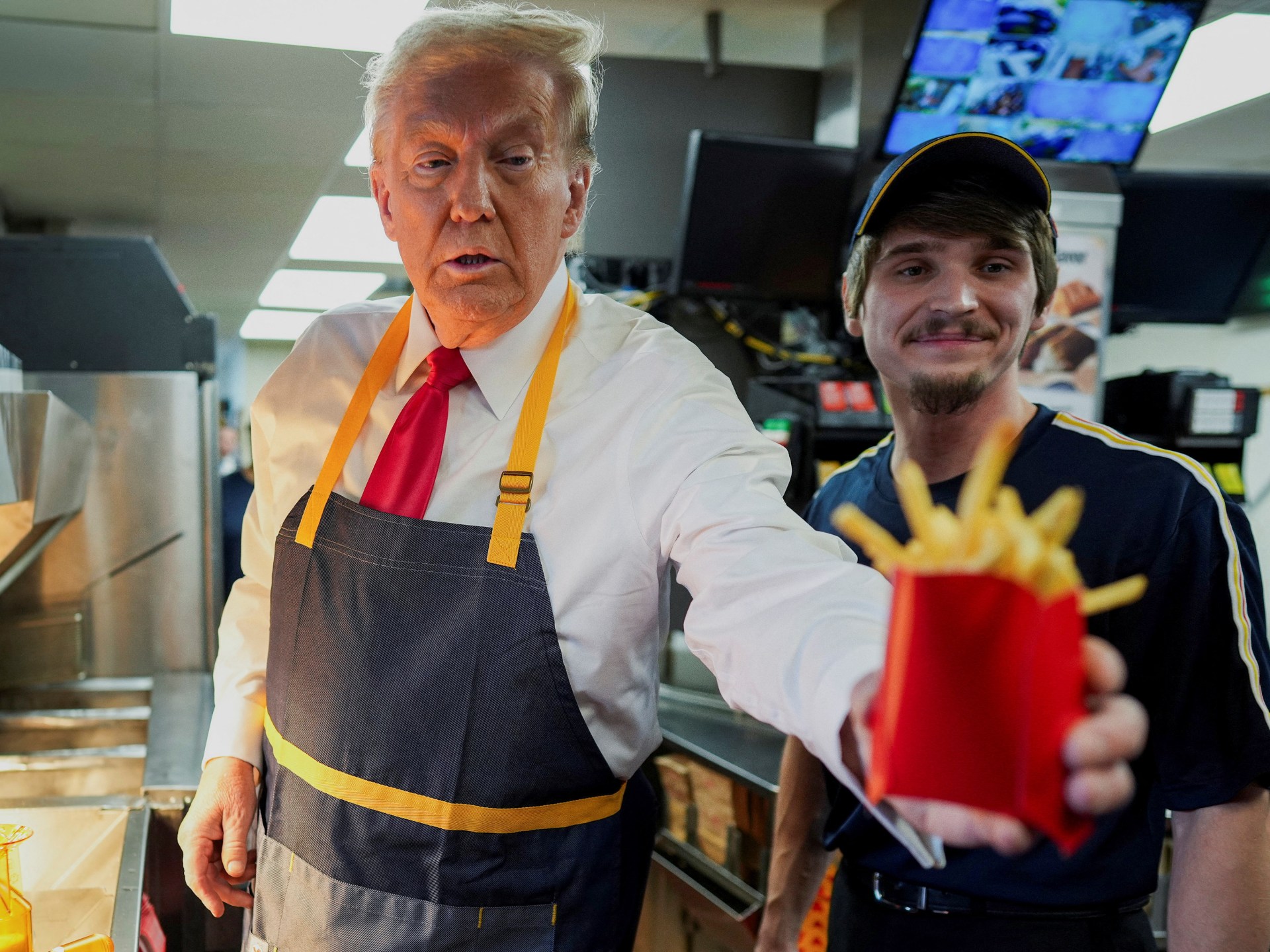 Trump visita McDonald's mientras Harris habla a los feligreses en el impulso del estado indeciso
