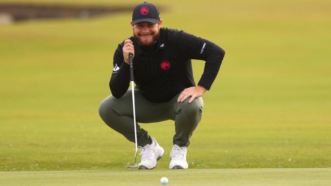 Tyrrell Hatton empata el récord del Old Course y lidera; Nicolas Colsaerts uno atrás tras albatros
