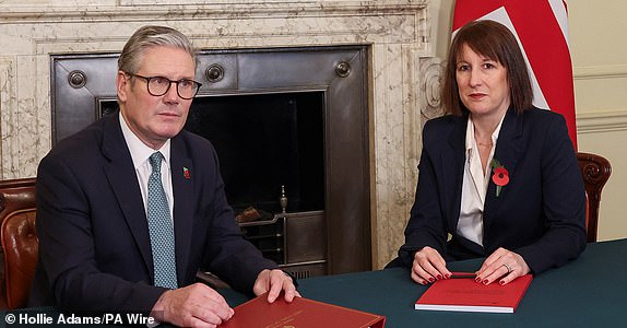 EMBARGADO HASTA LAS 22:00 DEL LUNES 28 DE OCTUBRE El Primer Ministro Sir Keir Starmer se reúne con la Ministro de Hacienda Rachel Reeves en Downing Street, Londres, antes del primer presupuesto del Gobierno el miércoles. Fecha de la foto: Lunes 28 de octubre de 2024. Foto de PA. Ver historia de PA POLÍTICA Presupuesto. El crédito de la foto debe decir: Hollie Adams/PA Wire