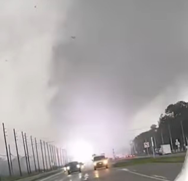 Saltan chispas cuando un tornado azota las líneas eléctricas de Wellington, Florida