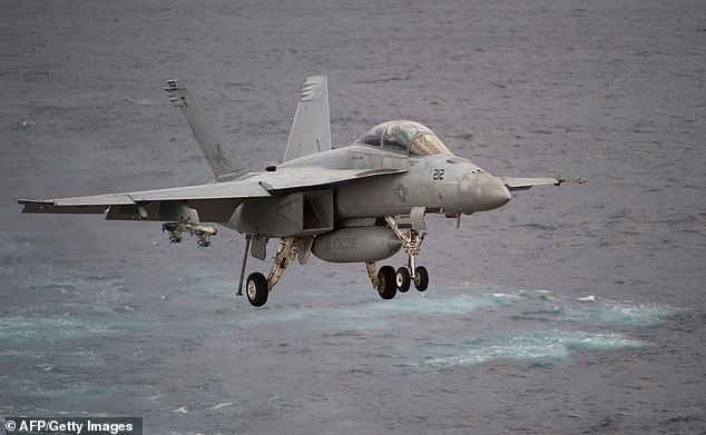 La Marina de los EE. UU. está buscando a dos pilotos que se estrellaron en un Boeing EA-18G Growler durante un vuelo de entrenamiento de rutina el martes.