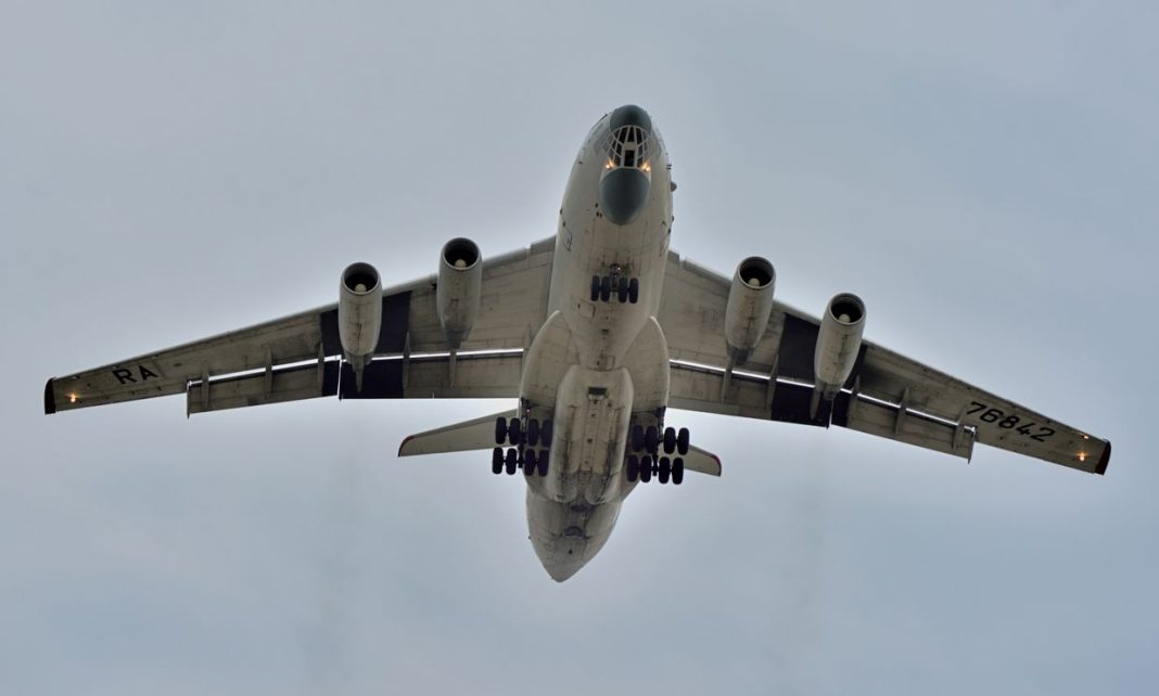 Un avión de carga derribado en Sudán con una tripulación rusa sospechosa podría haber estado suministrando armas, informa Reuters
