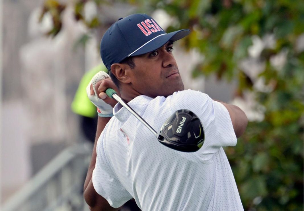 Un golfista junior consigue un hoyo en uno frente al golfista profesional Tony Finau
