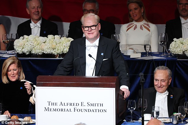 El comediante Jim Gaffigan fue el anfitrión de la cena anual de Al Smith, con su esposa Jeannie a su derecha.