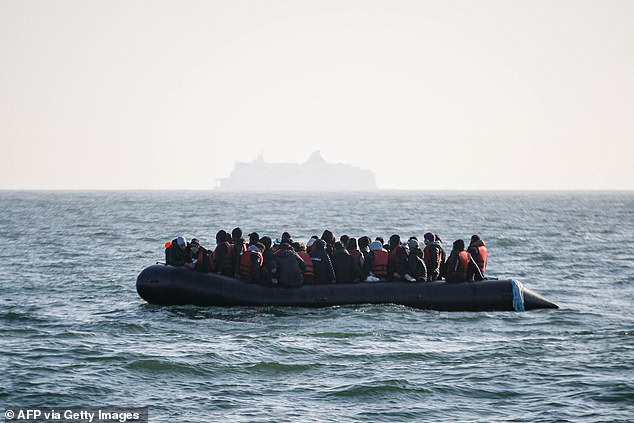 Una imagen de mayo muestra a inmigrantes esperando ser rescatados después de que el generador de su barco se averiara en aguas francesas.