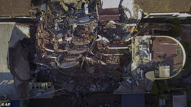 Bomberos y rescatistas trabajan para encontrar sobrevivientes entre los escombros del Hotel Dubrovnik parcialmente derrumbado, en Villa Gesell, Argentina.