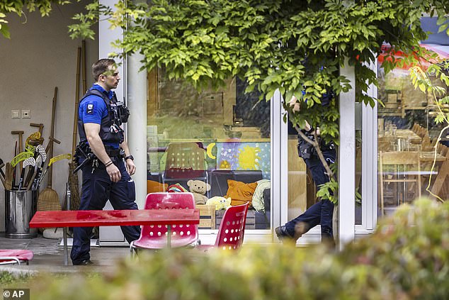 Agentes de policía fotografiados afuera de la guardería en Zurich, Suiza