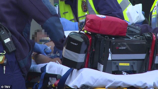 Un niño de siete años ha sido trasladado de urgencia al hospital tras ser atropellado por un coche en Henry Street en Guildford, a 23 kilómetros al oeste del distrito financiero central de Sídney.