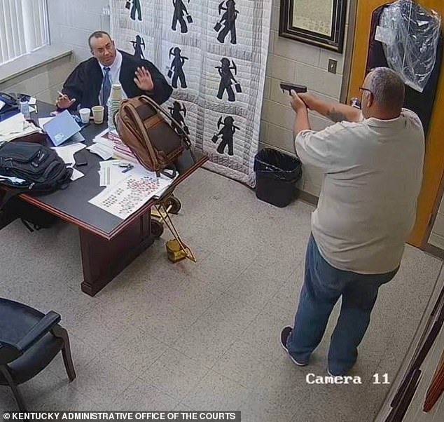 Ha surgido una nueva foto impactante que muestra a un sheriff de Kentucky apuntando con un arma a un juez momentos antes de que lo mataran a tiros.