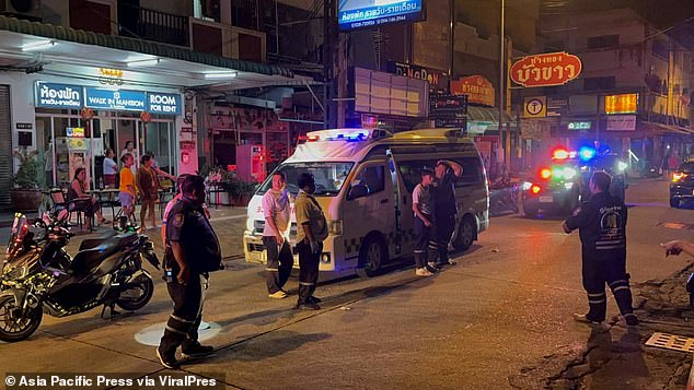 La escena posterior al incidente muestra los servicios de emergencia afuera del hotel después de que los médicos fueran llamados al lugar alrededor de las 4:30 am hora local.