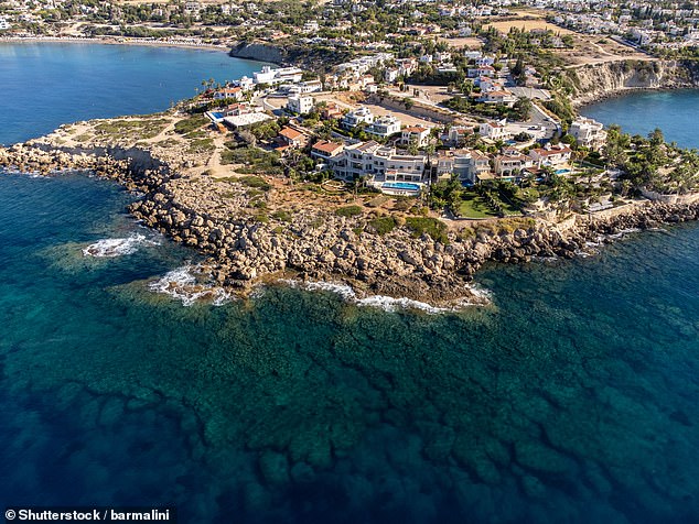 Vista aérea sobre el agua azul clara de la bahía de Coral en Peyia, Paphos, mar Mediterráneo cerca de Paphos, Chipre