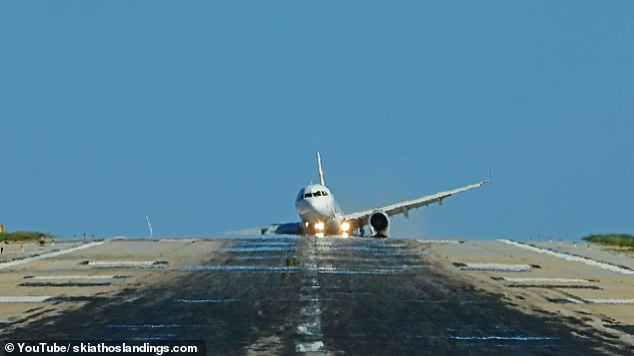 Luego, el avión aterriza con cierta fuerza cuando el Airbus A321-200 se sacude hacia un lado mientras se estrella contra la pista, aparentemente con el morro primero, antes de reaparecer sobre la cima de la pista después de haber alcanzado con seguridad tierra firme.