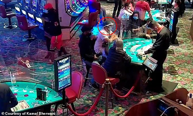 Un inquietante video ha revelado los últimos momentos de un estudiante universitario antes de colapsar y morir mientras celebraba su graduación en un casino en Connecticut.