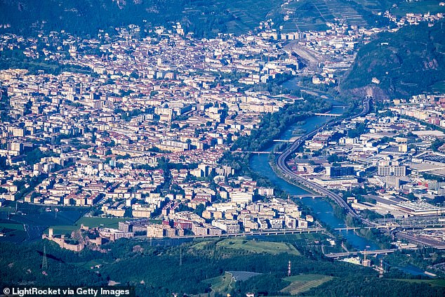 La niña, de 14 años, fue presuntamente violada por un hombre paquistaní de 40 años en el distrito de Casanova en la ciudad de Bolzano, en el norte de Italia (en la foto desde arriba) poco antes de las 8 p.m. del 25 de octubre.